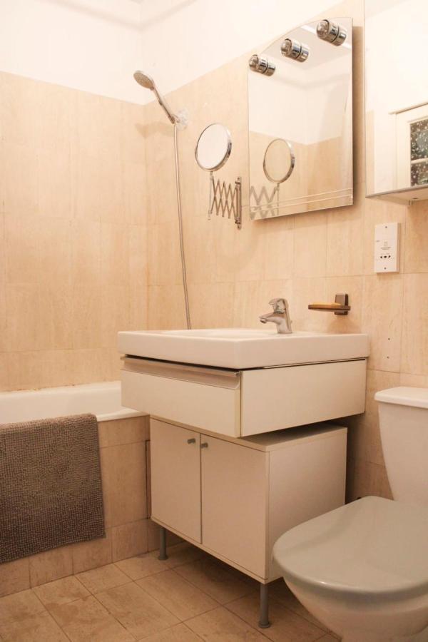 Appartamento A Cosy Little Nest In The 5Th Arrondissement Parigi Esterno foto
